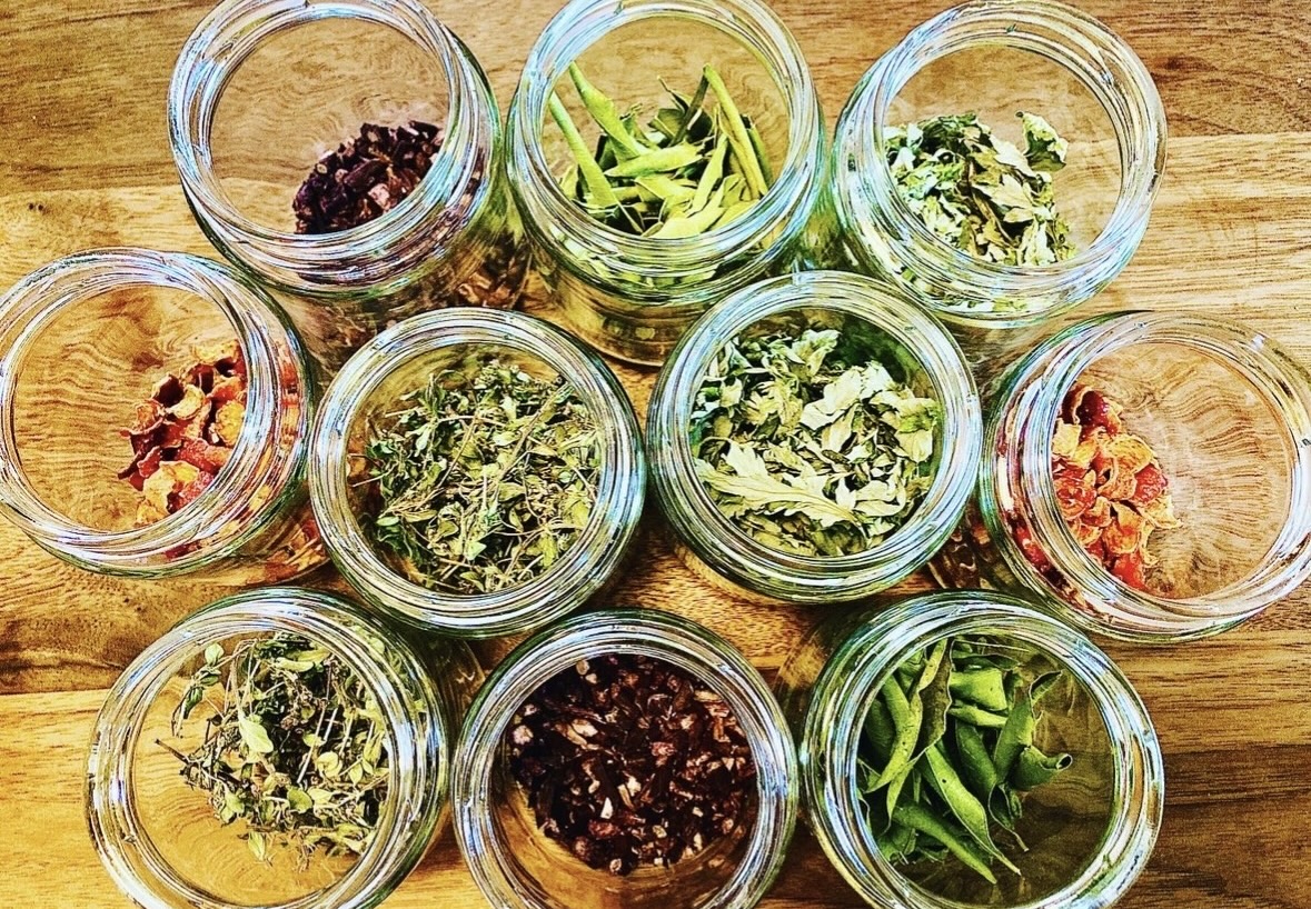 芳香蒸留水で万能美容液作りの画像